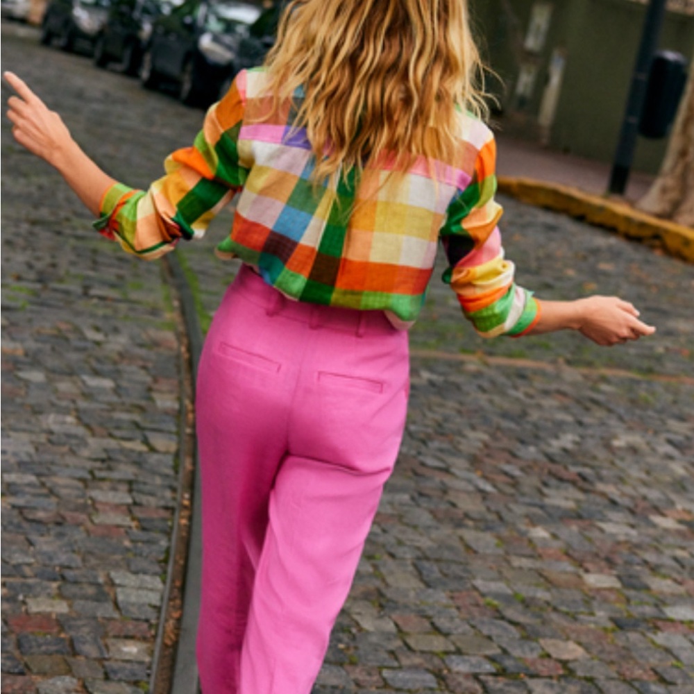 Sienna Linen Shirt
Bright Neon, Multi Gingham. Worn once and dry cleaned!